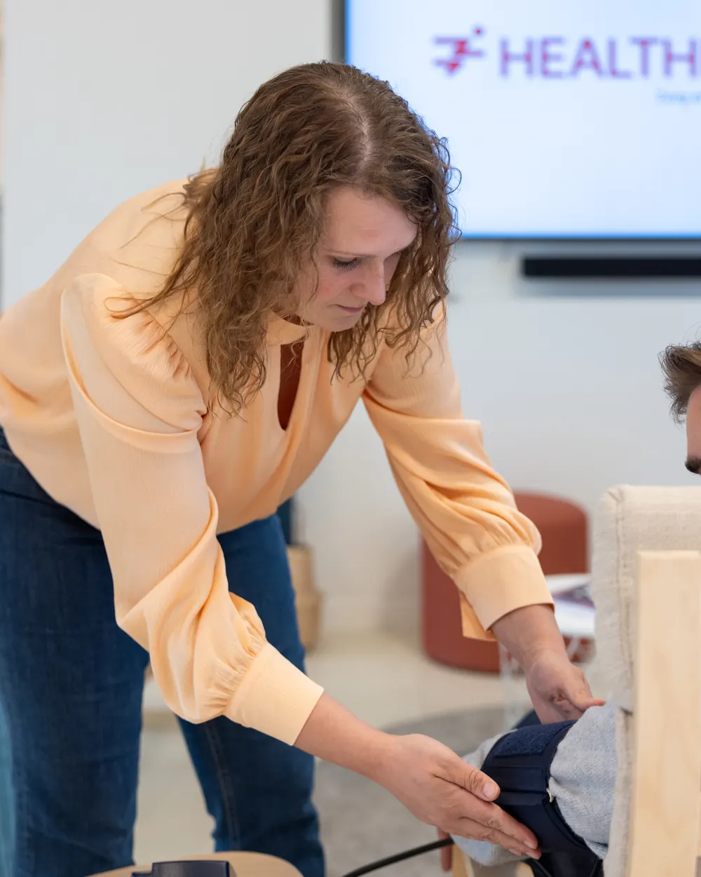 Bloeddrukmeting tijdens een preventieve gezondheidsscreening bij HEALTHPLUZ