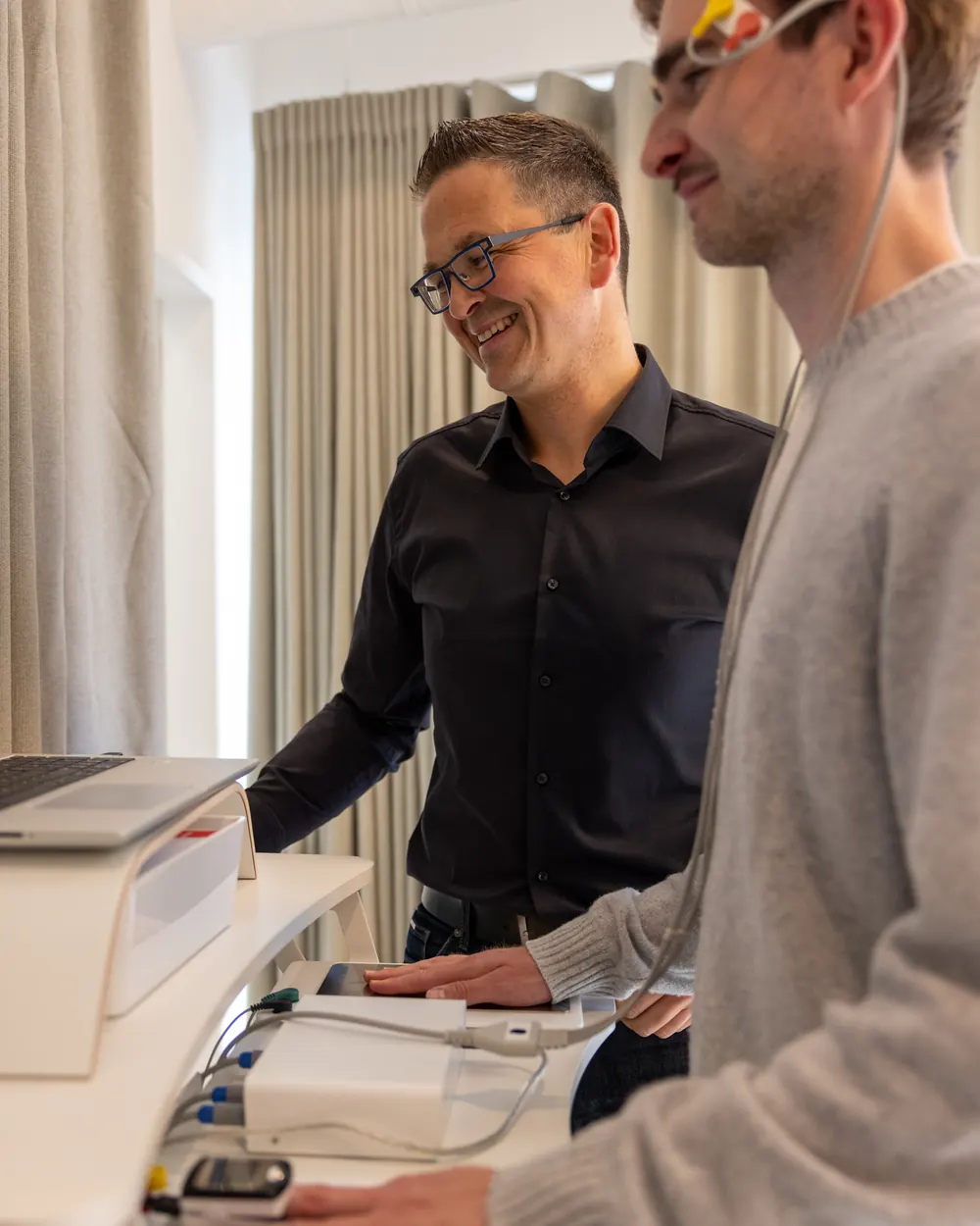 Leefstijlapotheker Björn Simons licht de meetresultaten toe aan een deelnemer
