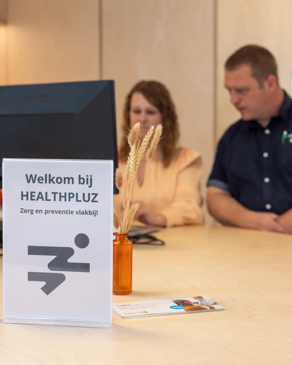 Persoonlijk onthaal aan de balie van HEALTHPLUZ, zorg en preventie vlakbij in Zwijndrecht